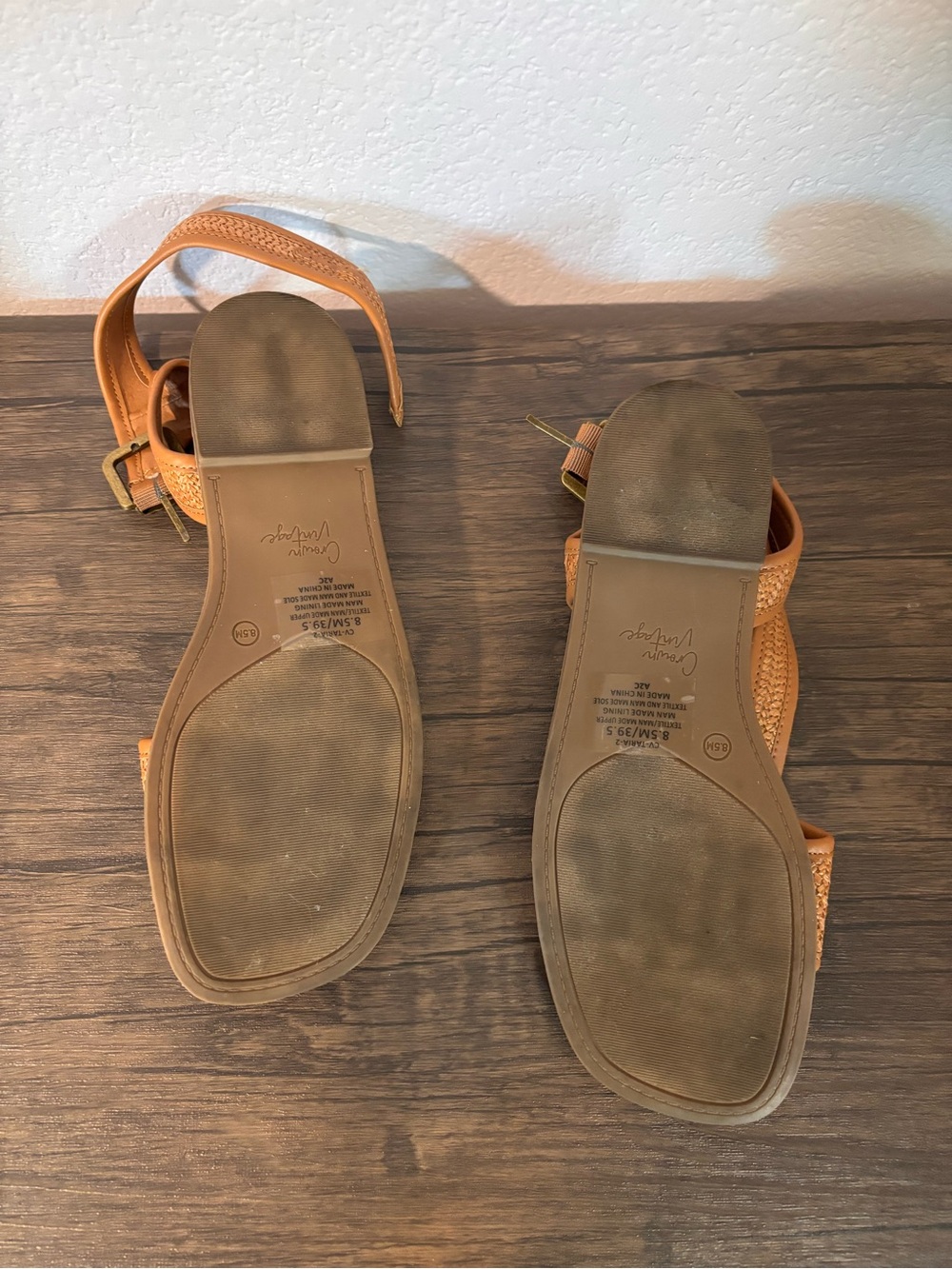 Sandals size 8.5 - Picture 2 of 3